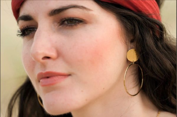 boucles d'oreilles grandes créoles médailles martelées bijoux dorés femme été