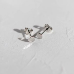 bijoux de créateur fabrication française boucles d'oreilles martelées puces